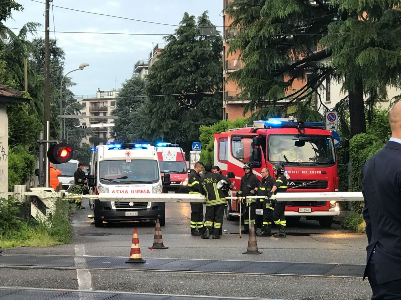 Monza: travolto dal treno al passaggio a livello. CIRCOLAZIONE COMPROMESSA