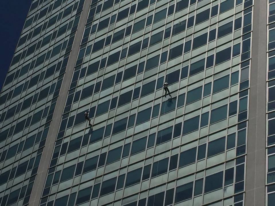 Ragni di Lecco sul Pirellone per Caritas e migranti FOTO