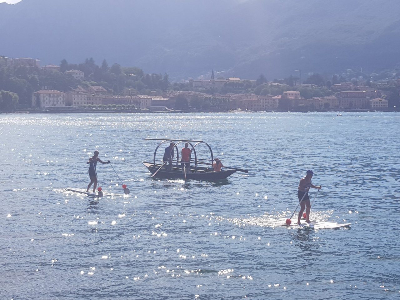 Lecco-Malgrate, la camminata sulle acque con gli skivass VIDEO