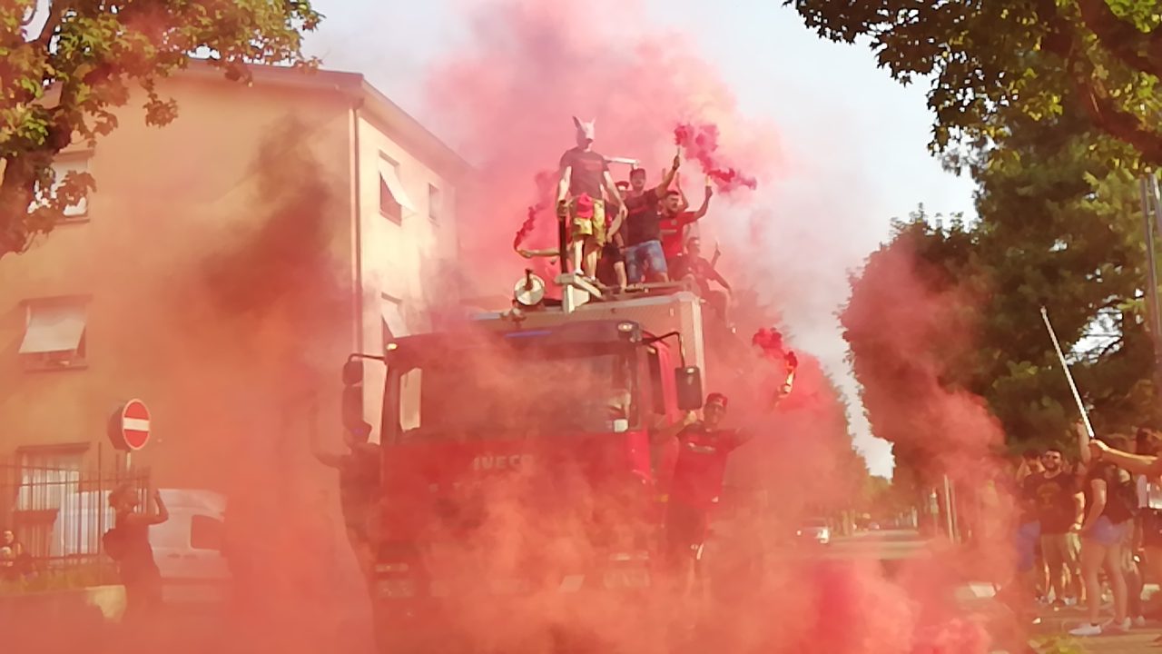 Si presentano al torneo… su un camion per spurghi e il video diventa virale
