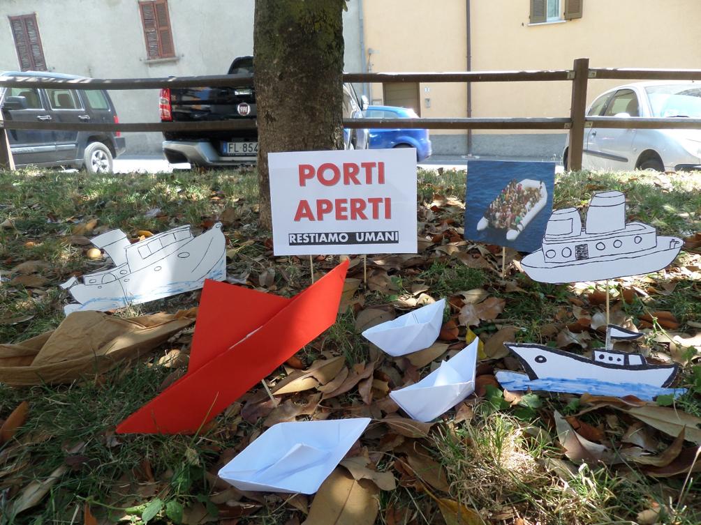 Migranti, barchette di carta anche nel parco Gramsci a Calolziocorte