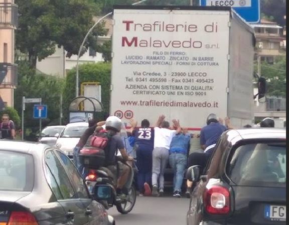 Camion in panne, gli automobilisti lo spingono FOTO