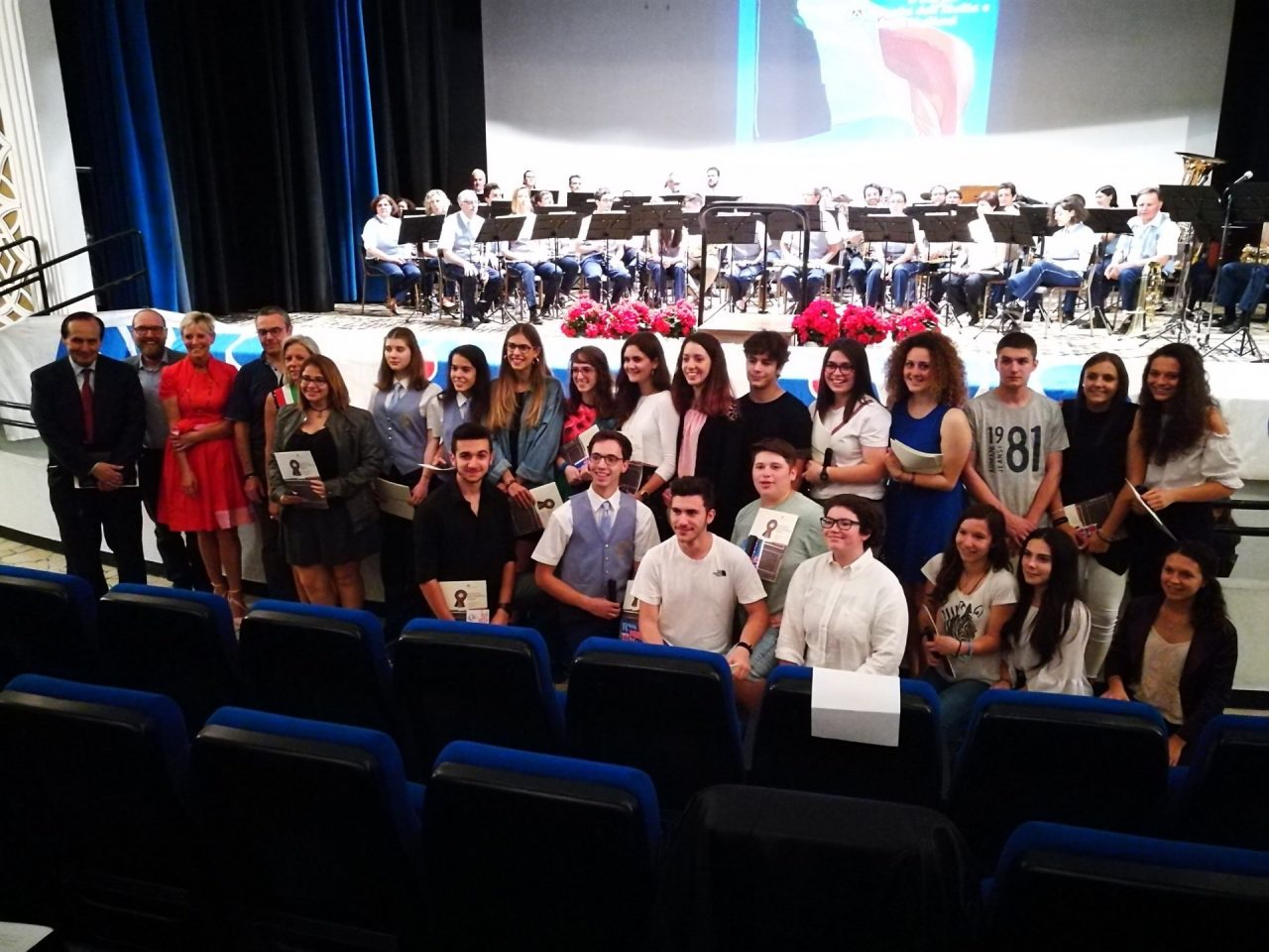 Tanti ragazzi alla consegna della Costituzione a Valmadrera