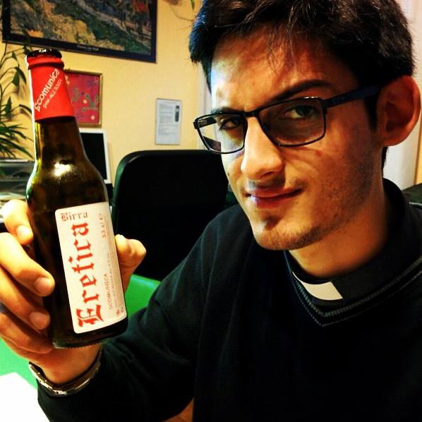 Giovane don lava le auto dei parrocchiani per raccogliere fondi