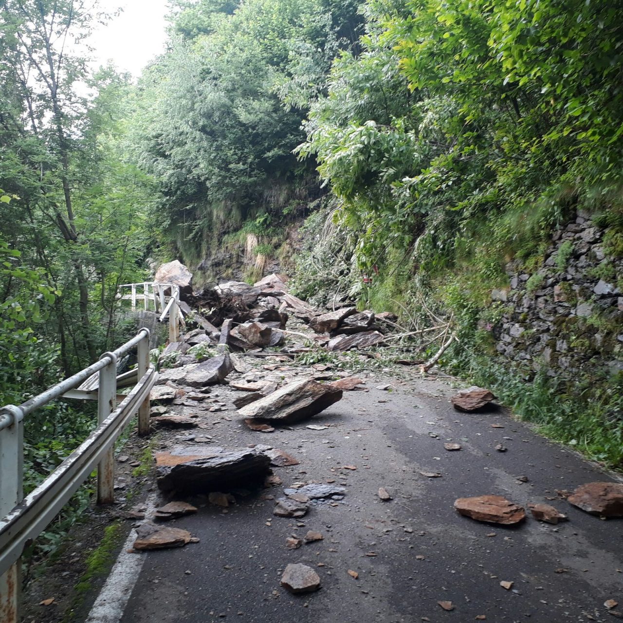 Frana tra  Avano e Pagnona, strada Sp 67 bloccata