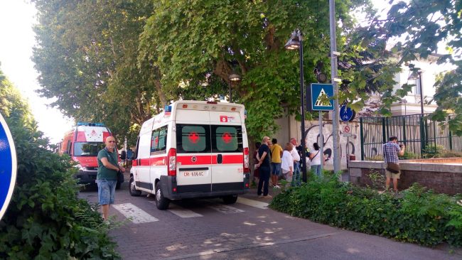 Vede le Forze dell’ordine, si butta nel Villoresi e muore