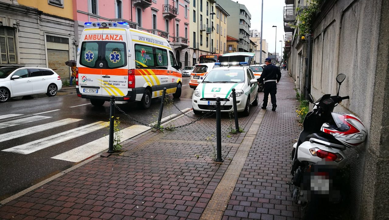 Cade dalla moto a Lecco, giovane donna in ospedale