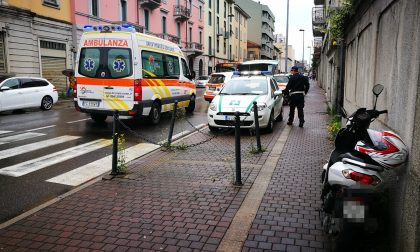 Cade dalla moto a Lecco, giovane donna in ospedale