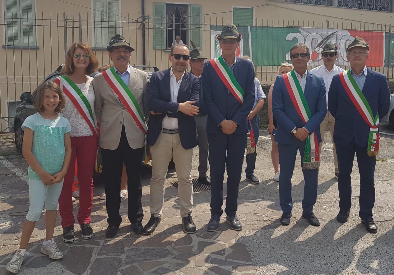 Calolziocorte, in centro la sfilata degli alpini della Valle San Martino FOTO