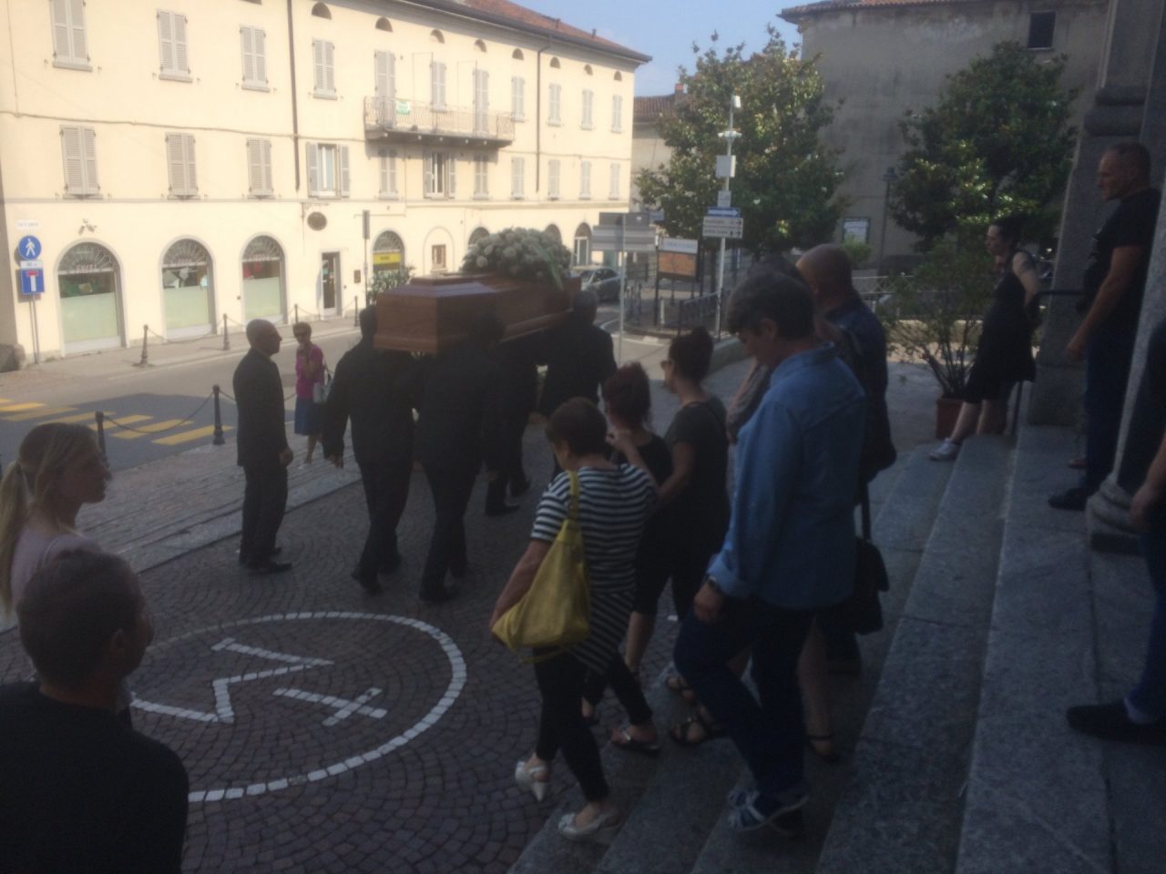 Olginate, in tantissimi per l’ultimo saluto a Roberto Pirovano: “La sua scomparsa ci ha lasciato increduli”