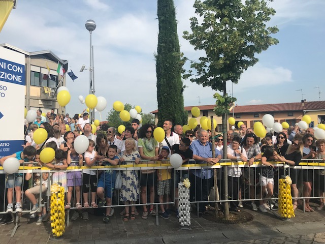 Una pioggia di palloncini per salutare il Papa buono VIDEO