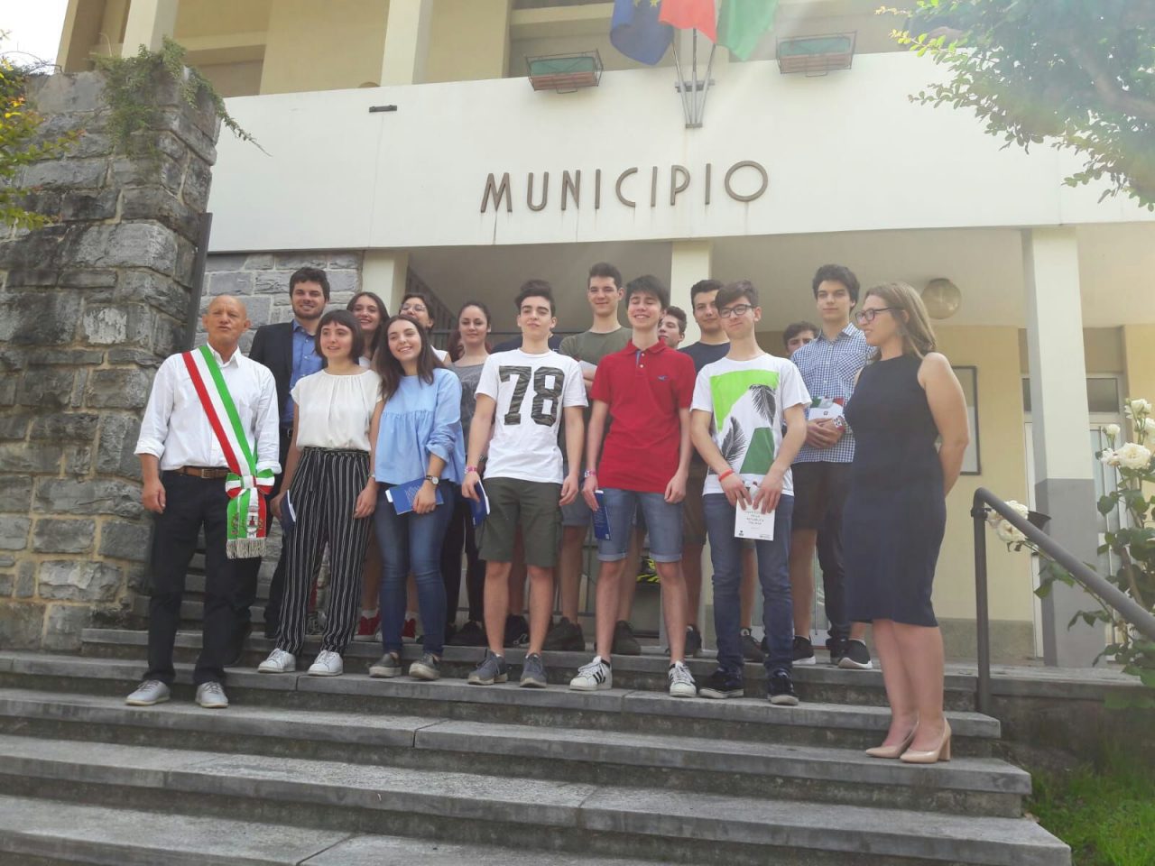 Il sindaco Zucchi di Lierna ha consegnato la Costituzione ai 18enni