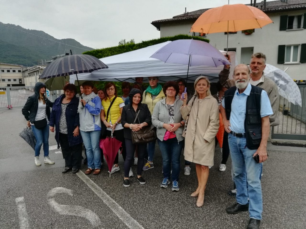 Picchetto dei lavoratori Aerosol davanti all’azienda