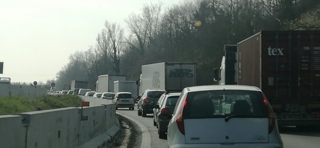 Incidente in Statale 36: lunghe code verso Lecco