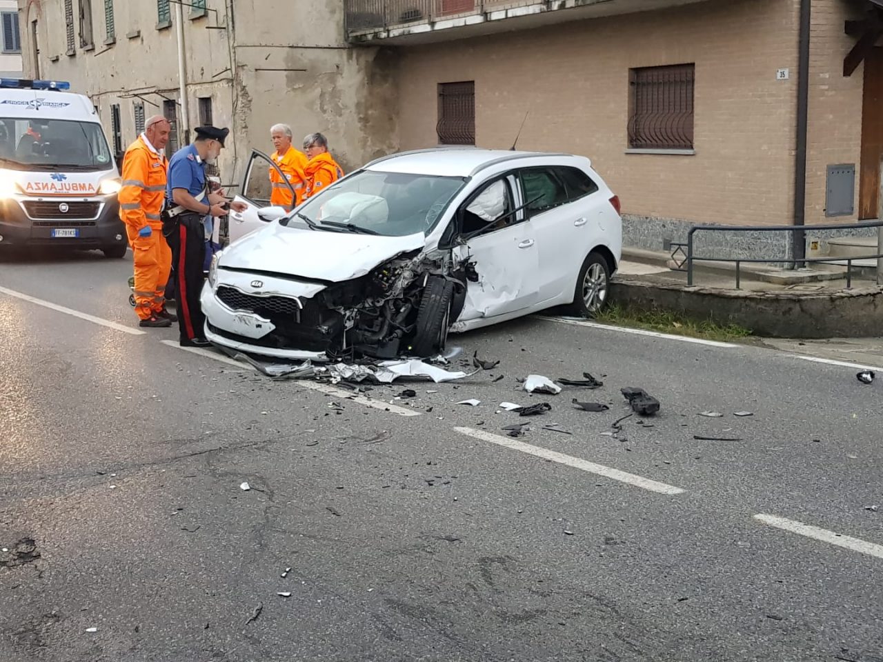Grave incidente auto contro camion FOTO