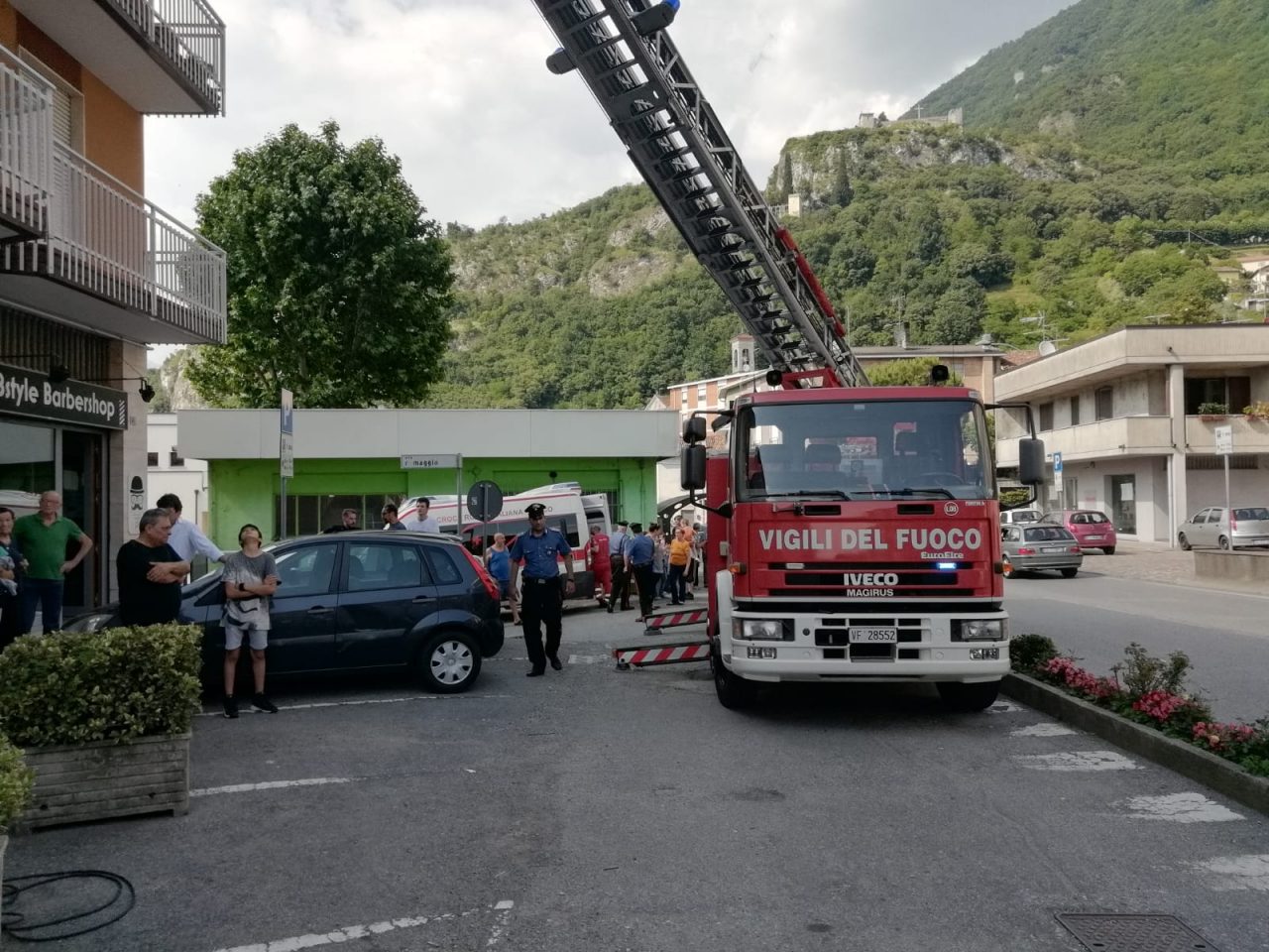 Vigili del Fuoco e soccorritori mobilitati per un rogo in appartamento FOTO
