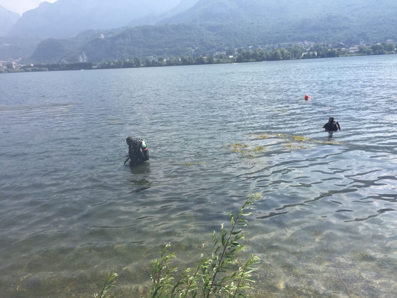 I sub tagliano le alghe nel lago a Pescate