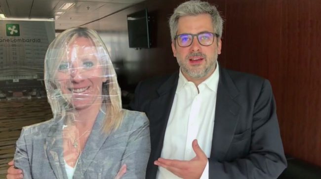 Assessore assente all’incontro sui trasporti: al suo posto un cartonato VIDEO