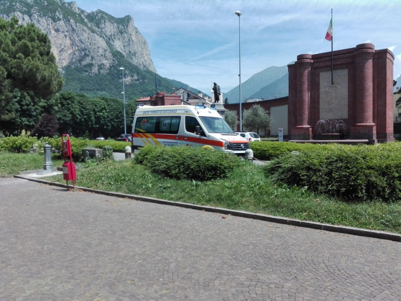 Kitesurfer si ferisce in spiaggia, soccorso dai Vigili del Fuoco FOTO