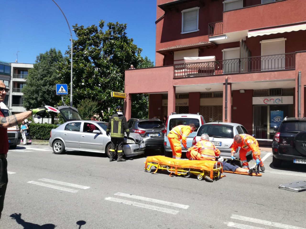 Malore al volante, travolge un uomo e tre auto VIDEO e FOTO