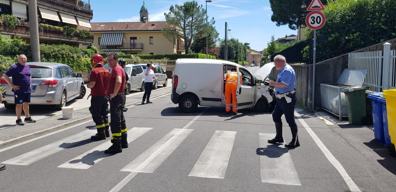 Accusa un malore alla guida e si schianta, paura per un 54enne FOTO e VIDEO