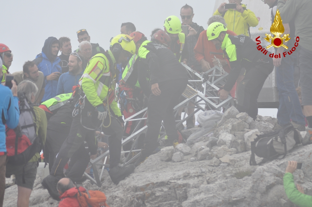 Riposizionata la croce sulla Grignetta VIDEO