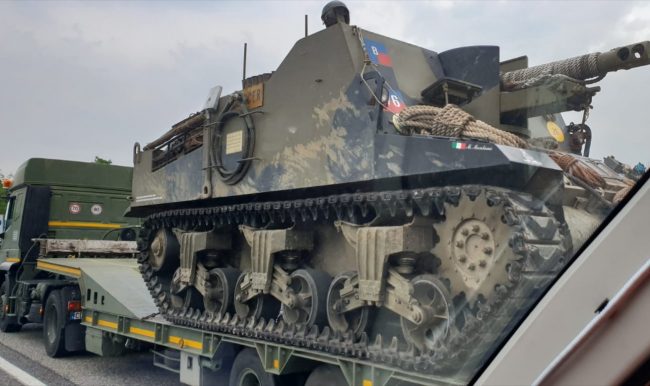 Un carro armato in Statale 36 curiosità tra gli automobilisti FOTO