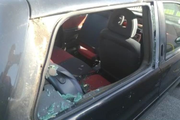 Folle raid vandalico: auto e distributore distrutti a martellate