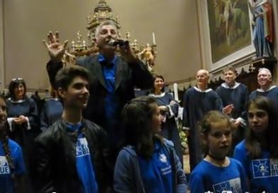 Don Bruno in campo per l’autismo cantando la “sua” mitica Mamma Maria VIDEO