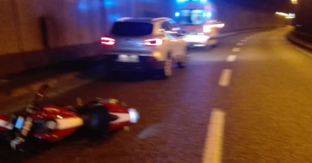 Incidente nel sottopasso, centauro soccorso in codice rosso