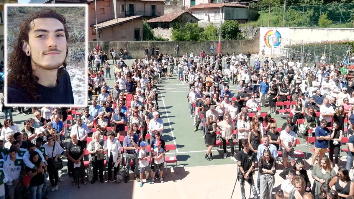 Fiori, magliette, canzoni per l’addio ad Alex sul “suo” campo di calcio