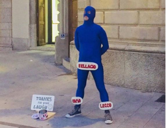 Il lago umano scatena ilarità  e diventa virale