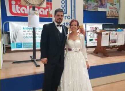 L’amore sboccia su Facebook e si consacra alla festa del paese