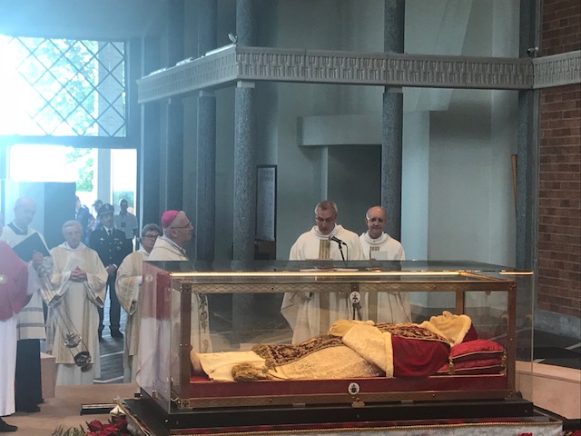 L’ultimo saluto alla salma di Papa Giovanni VIDEO