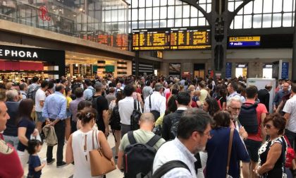 Guasti a treni, in stazione e ai passaggi livello: ennesimo lunedì nero per i pendolari