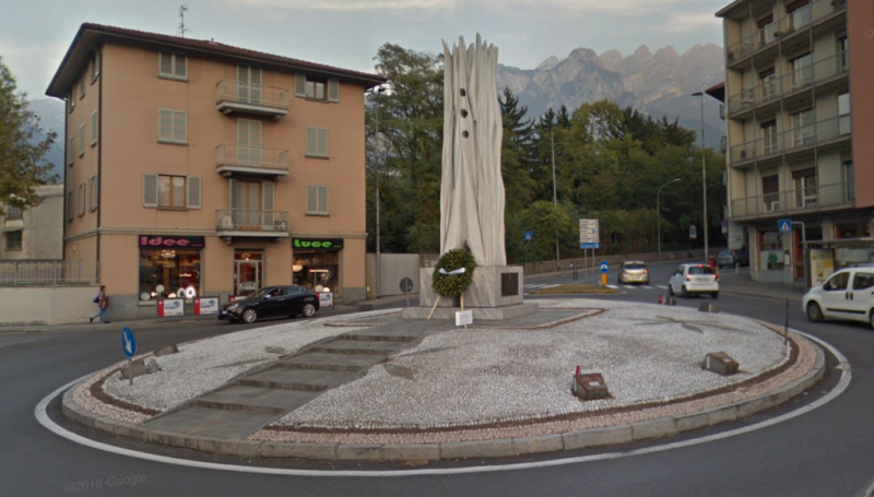 Privati in campo per sistemare le rotonde
