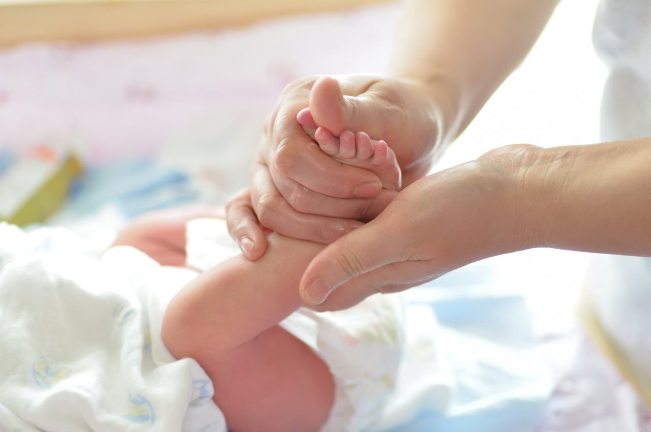 Genitori a lezione di massaggio infantile