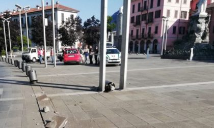 Auto esce di strada e "irrompe" in piazza FOTO