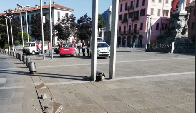 Auto esce di strada e “irrompe” in piazza FOTO