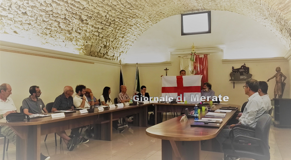 Bandiera crociata simbolo del Comune di Pontida tra le polemiche