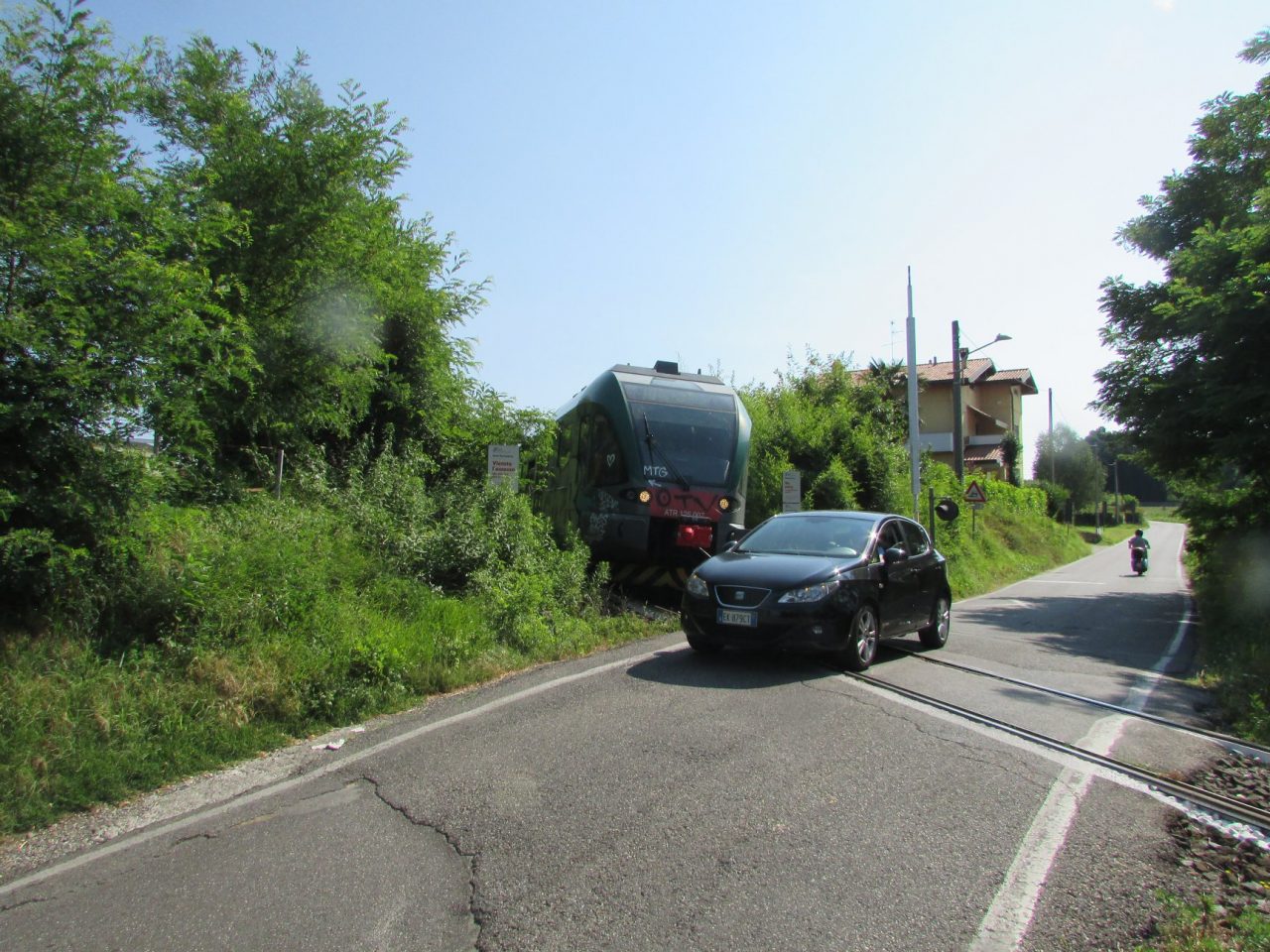 Ennesimo guasto, passaggio a livello ko sulla linea del Besanino