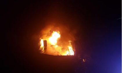 Fulmine su una casa: incendio a Erve FOTO E VIDEO
