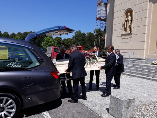 L’addio alla donna morta nel Lago del Segrino
