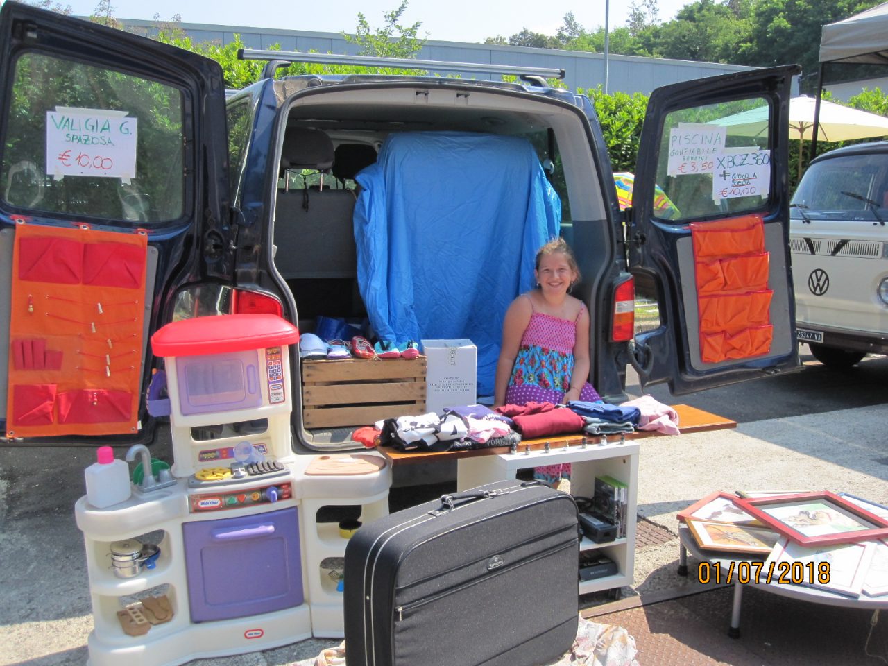 Il primo Car Boot Sale a Garbagnate Monastero FOTO
