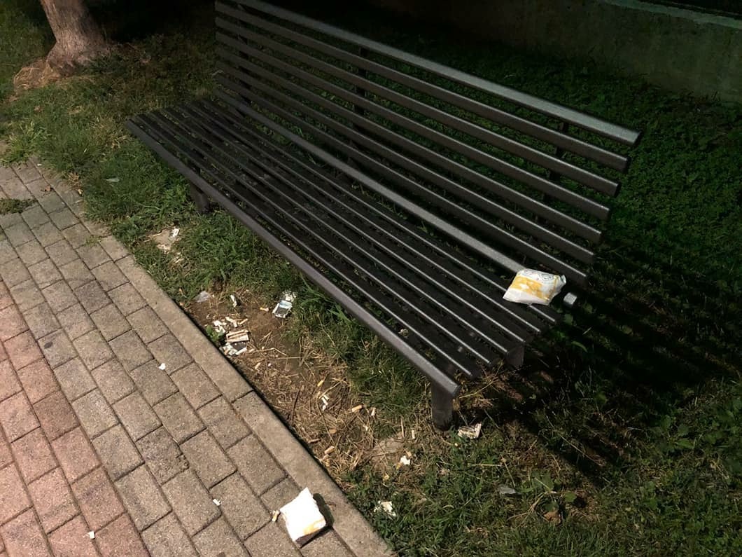 Pannolini sporchi e degrado al parco FOTO