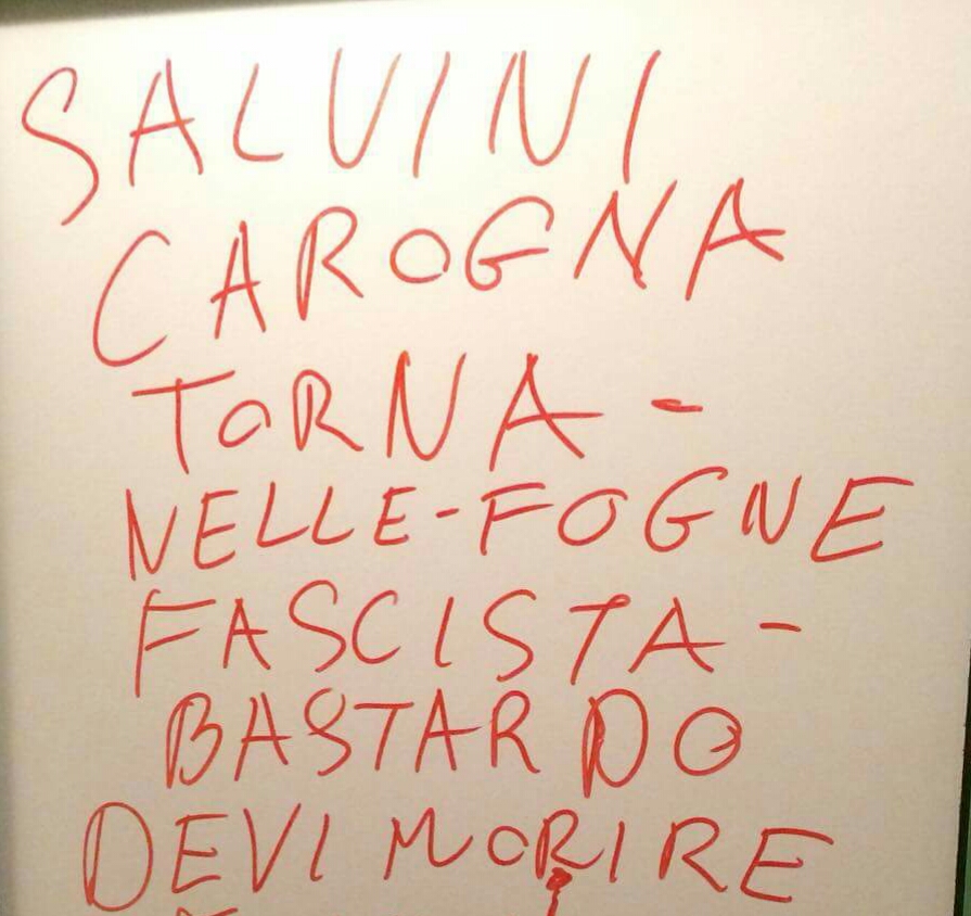 Atto vandalico alla Festa della Lega, minacce e scritte ingiuriose contro Salvini