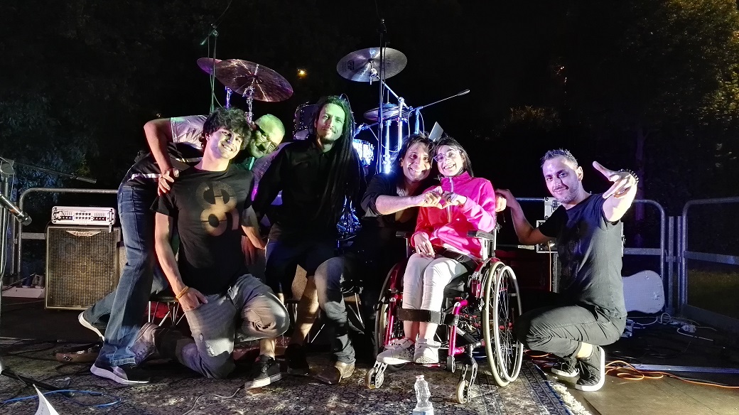 Il “Grazie Mamma” di Sharon sul palco con Pirovano