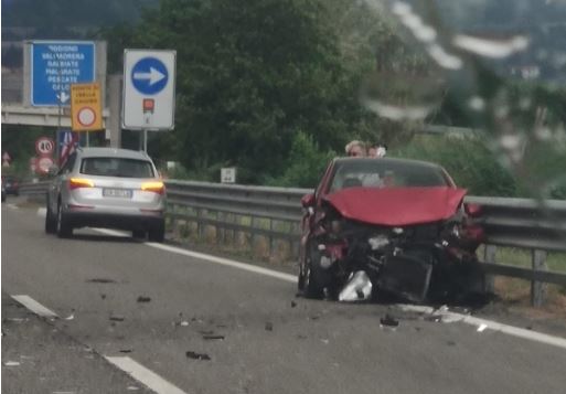 Incidente in super 36, auto si schianta contro il guard rail