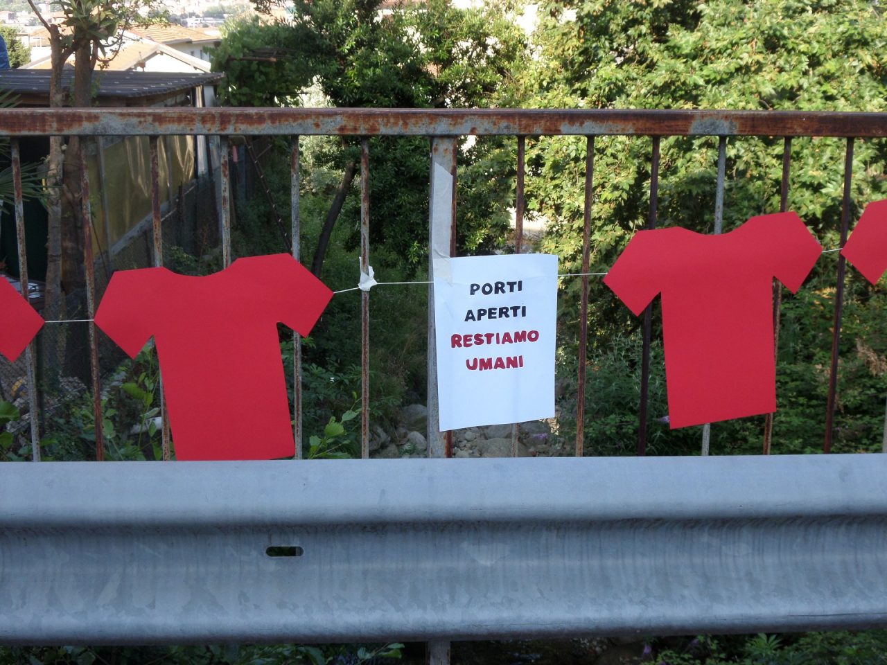 Calolziocorte: magliette rosse sul ponticello del torrente Serta