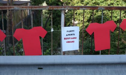 Calolziocorte: magliette rosse sul ponticello del torrente Serta